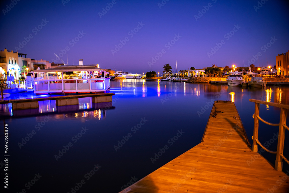 Abenddämmerung in der Abu Tig Marina, El Gouna mit Booten und schwimmenden Restaurants
