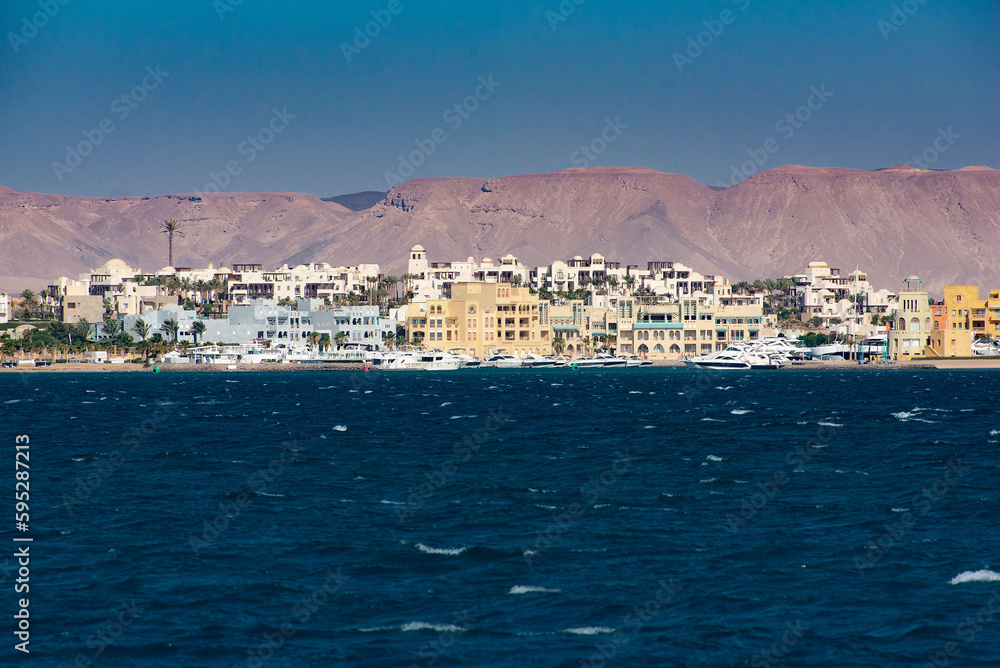 EL Gounas Stadtansicht vom Meer aus mit den Red Sea Mountains