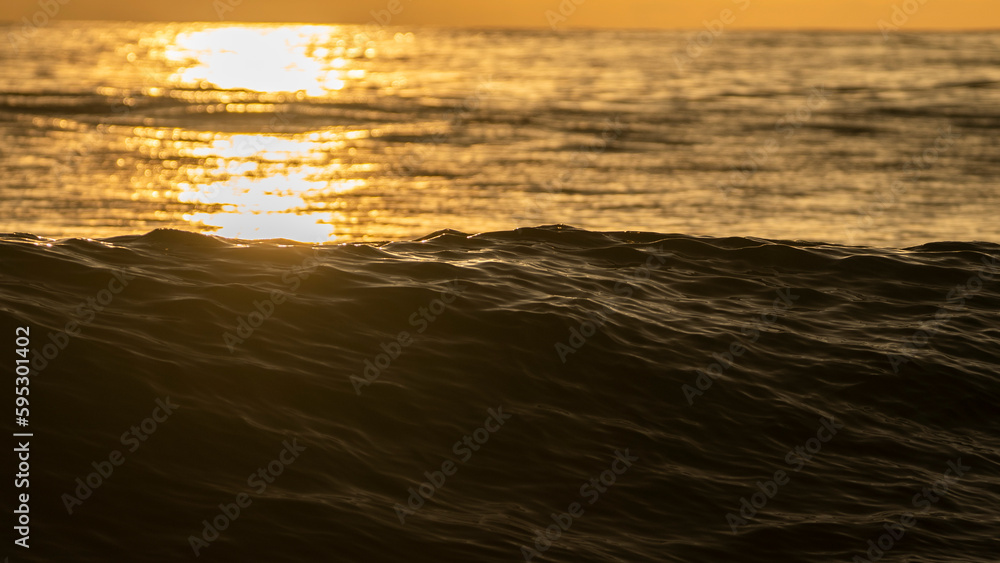 Obraz premium Ola atardecer