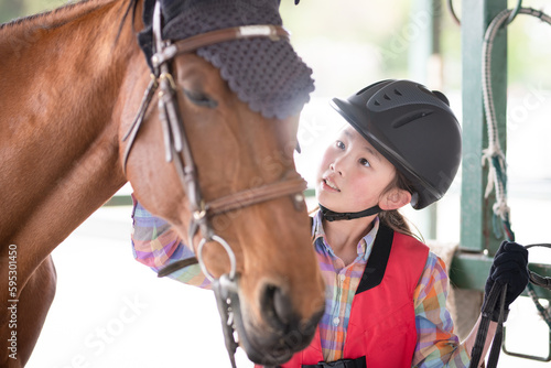 馬の世話をする子供 © hakase420