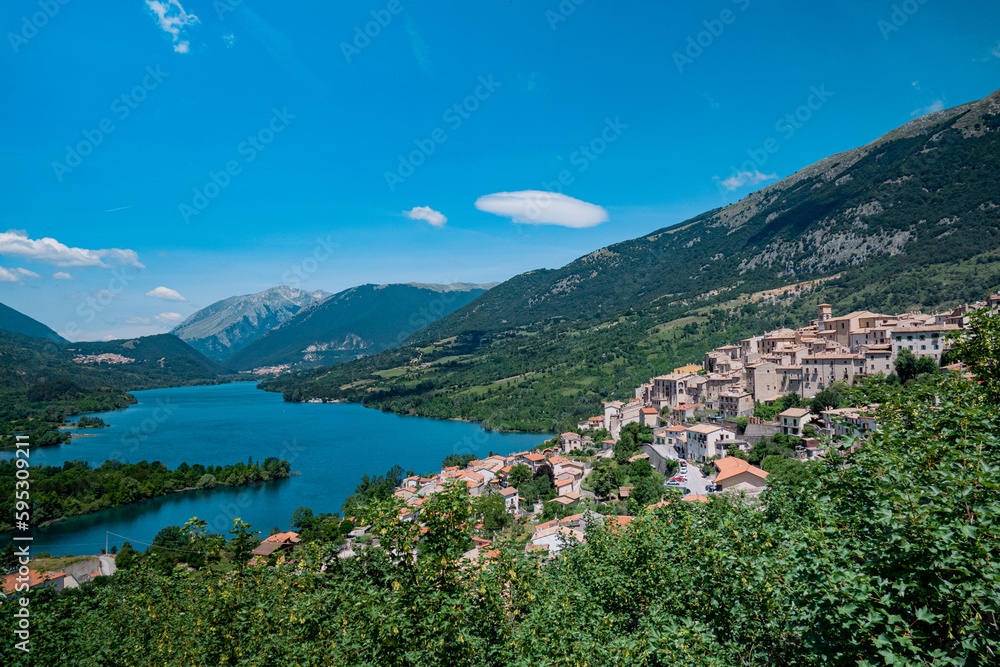 Scorcio di Barrea, villaggio in Abruzzo ai piedi del lago omonimo (Italia)