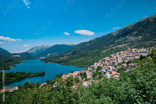 Scorcio di Barrea, villaggio in Abruzzo ai piedi del lago omonimo (Italia)