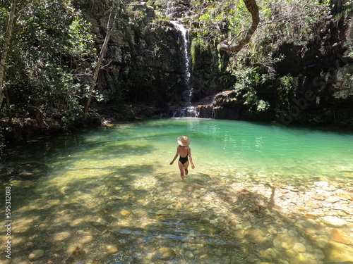 Mulher nas cachoeira do loquinhas, na Chapada dos veadeiros, em Alto Paraíso de goiás photo
