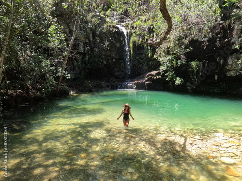 Mulher nas cachoeira do loquinhas, na Chapada dos veadeiros, em Alto Paraíso de goiás photo