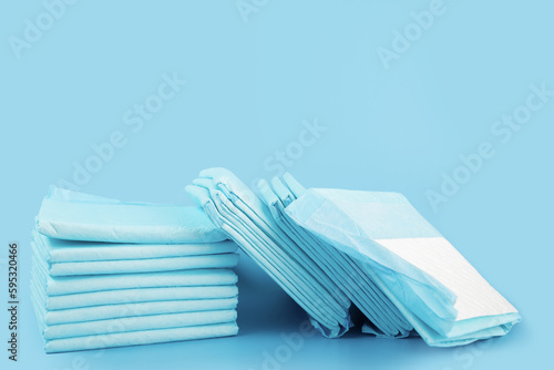 Foto toilet for small dogs, disposable adult medical diaper, absorbent napkin on blue