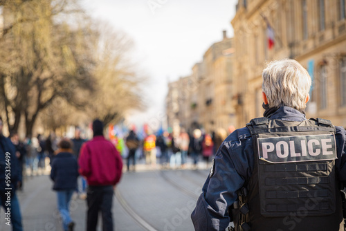 policier faisant face au manifestant 