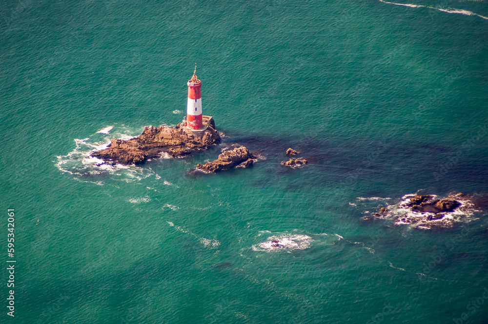 vue aérienne du phare de l'île d'Hoédic en France - obrazy, fototapety, plakaty 