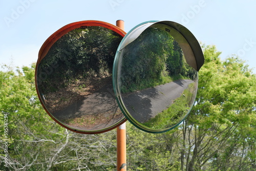 田舎道のカーブミラー Curve mirror on a country road