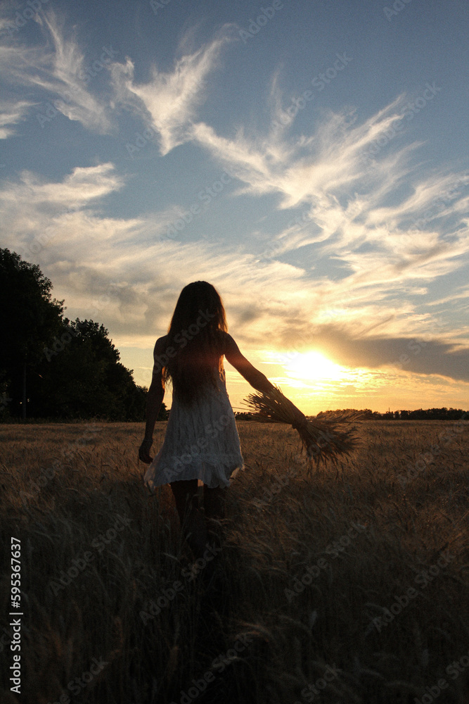 Fototapeta premium girl in the sunset