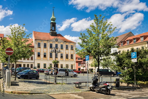 Obraz na płótnie radeberg, deutschland - marktplatz mit rathaus im hintergrund w salonie