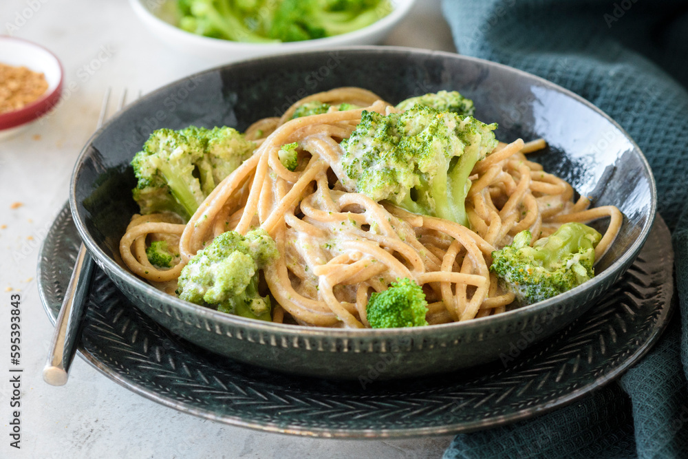 Creamy broccoli pasta 