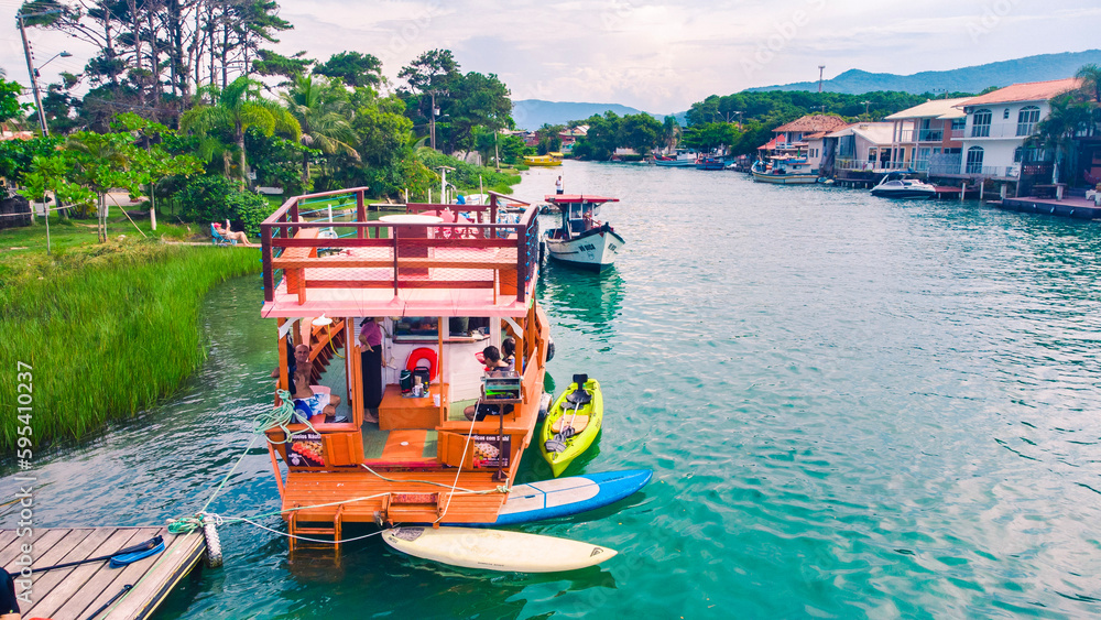 Fototapeta premium Paisagem Ilha Tropical Lagoa Conceição Florianópolis Floripa Santa Catarina Lago Mar Oceano Atlântico Natureza Verde Céu Sol Verão Veraneio Férias Viagem Viajar Cidade Sul Brasil Mata Atlântica Barcos
