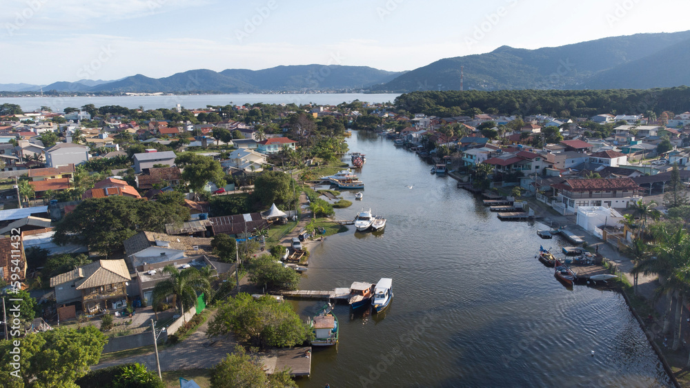 Paisagem Ilha Tropical Lagoa Conceição Florianópolis Floripa Santa Catarina Lago Mar Oceano Atlântico Natureza Verde Céu Sol Verão Veraneio Férias Viagem Viajar Cidade Sul Brasil Mata Atlântica Barcos