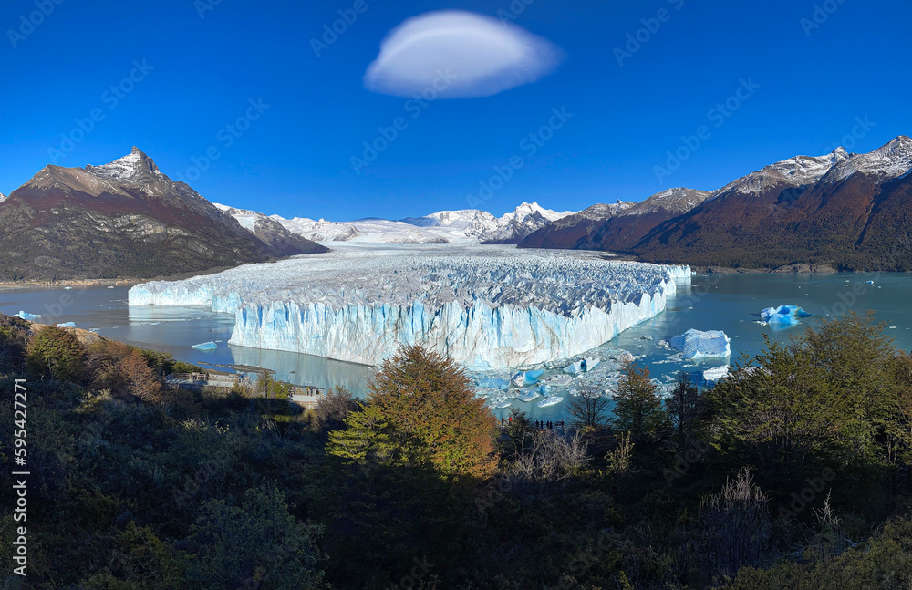 Obraz premium Beautiful panorama view of glacier Perito Moreno in Patagonia, Argentina, South America.