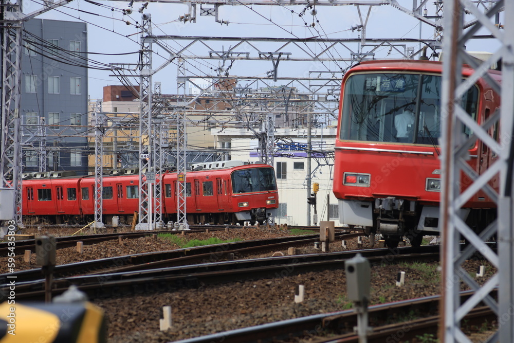 Fototapeta premium 線路の上を走る赤い電車