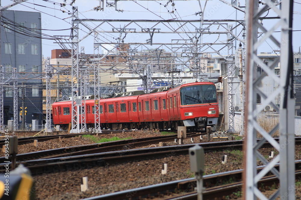 Obraz premium 線路の上を走る赤い電車