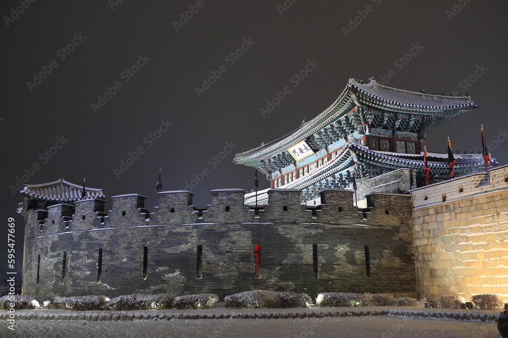 Obraz premium 수원화성 장안문 북문야경