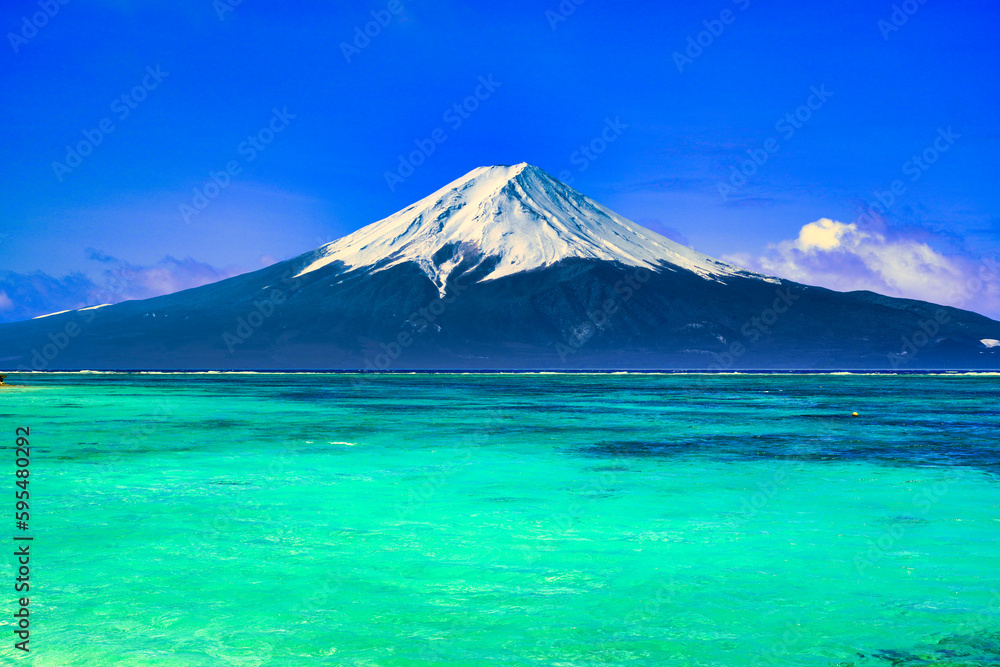 美しいサンゴ礁の海と富士山・合成写真