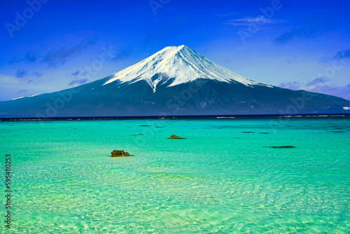 Fototapeta Naklejka Na Ścianę i Meble -  美しいサンゴ礁の海と富士山・合成写真
