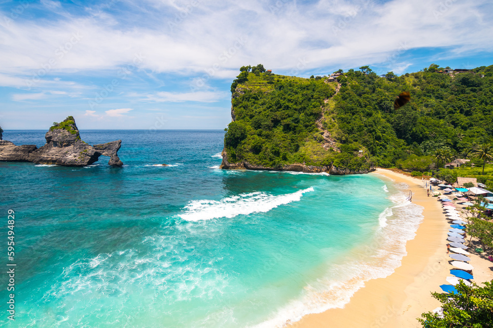 Fototapeta premium amazing beach of diamond beach in nusa penida, indonesia