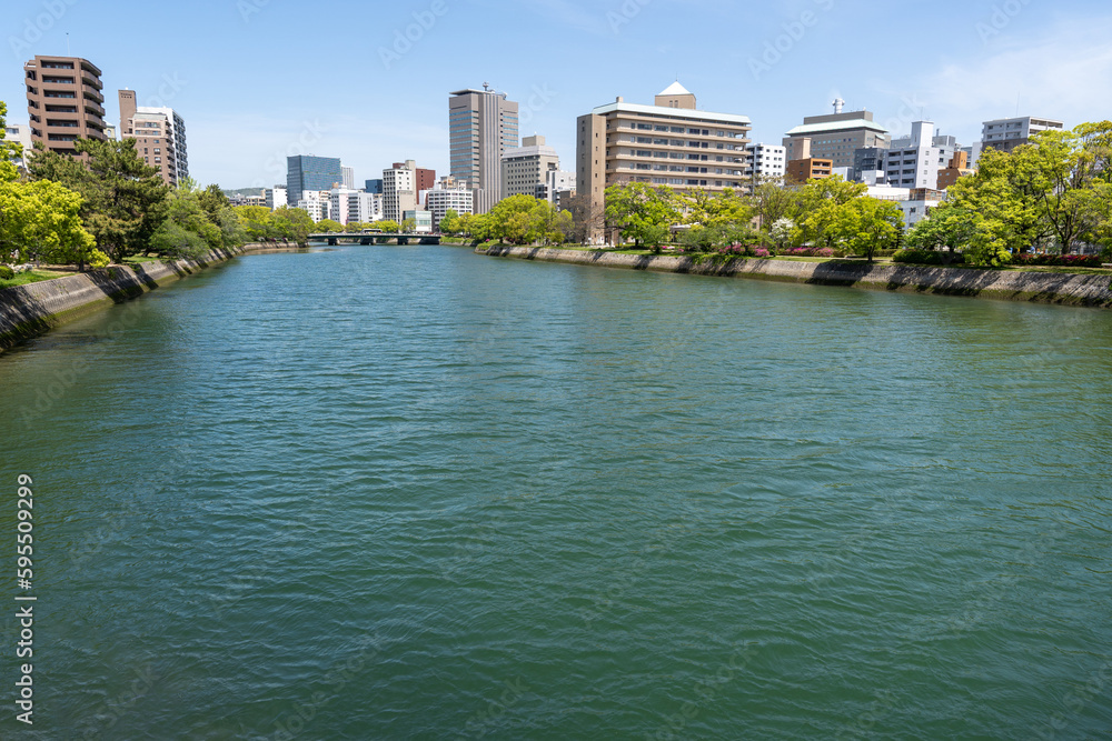 市街地に流れる川とその周辺の風景