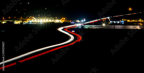 Circulación nocturna de coches photo