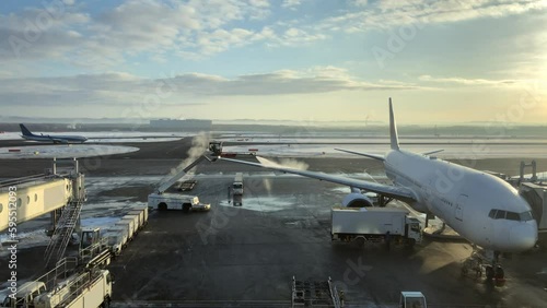 Airfield below freezing Deicing work by spraying snow-melting agents on wings