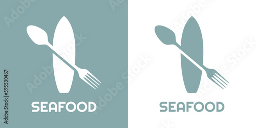 Logo restaurante con texto Seafood y silueta de tabla de paddle surf con tenedor y cuchara cruzados con forma de remo