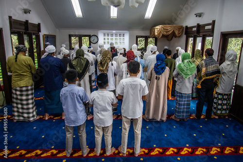 The Thariqat Naqsyabandiyah Al Kholidiyah Jalaliyah congregation carried out Eid prayers 1444 H in Bogor, West Java, Indonesia, on April 20, 2023 photo
