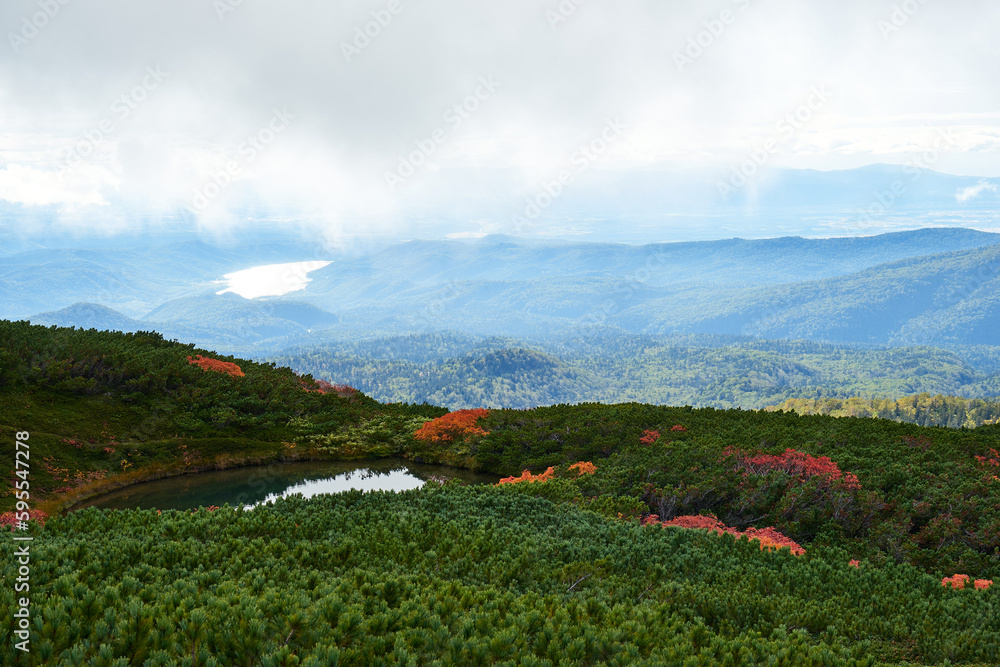 北海道　旭岳の紅葉と満月沼
