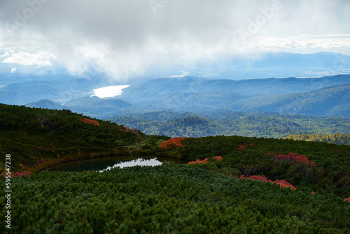 北海道　旭岳の紅葉と満月沼
