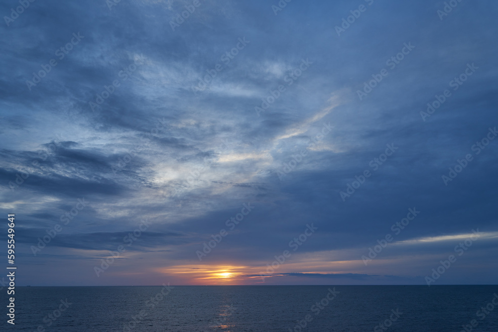 フェリー上から見た太平洋の朝日
