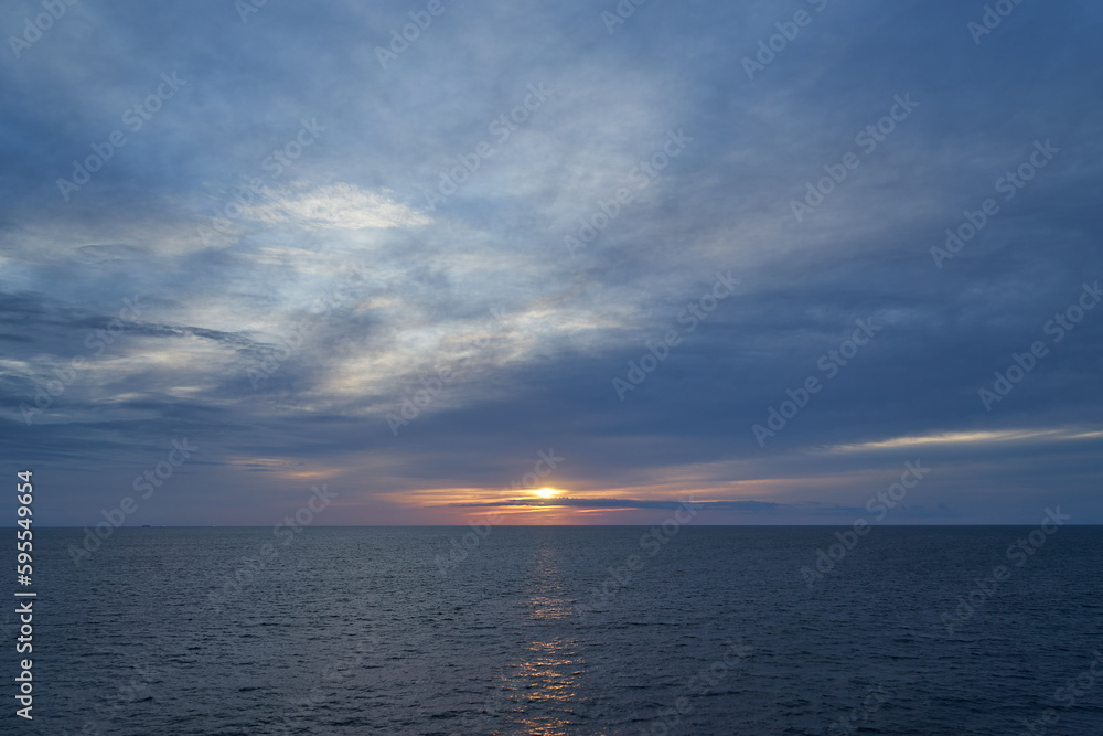フェリー上から見た太平洋の朝日
