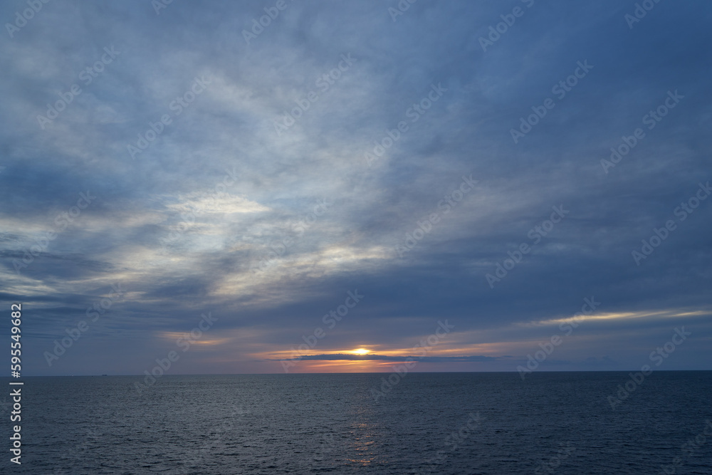 Naklejka premium フェリー上から見た太平洋の朝日