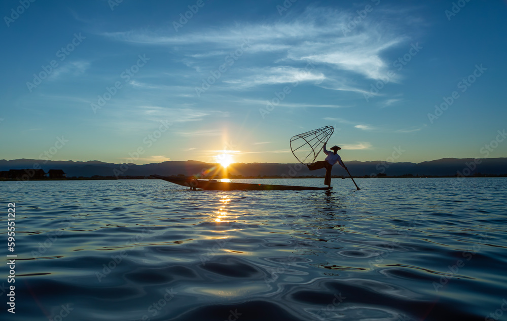Naklejka premium Mandalay, Myanmar, November 22, 2016: fishermen who go out fishing in mandalay, inle lake