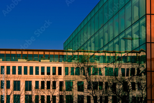 buildings in the city London under blue sky (ID: 595562014)