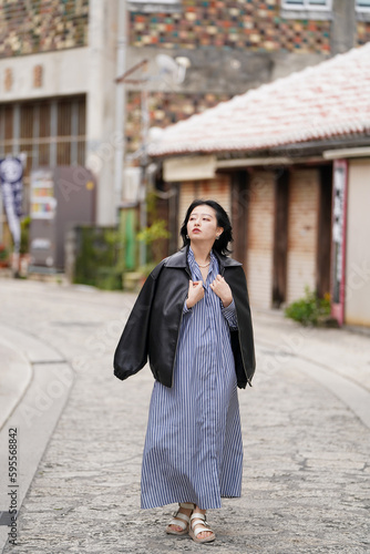 長期休暇を利用して沖縄観光をする女性５