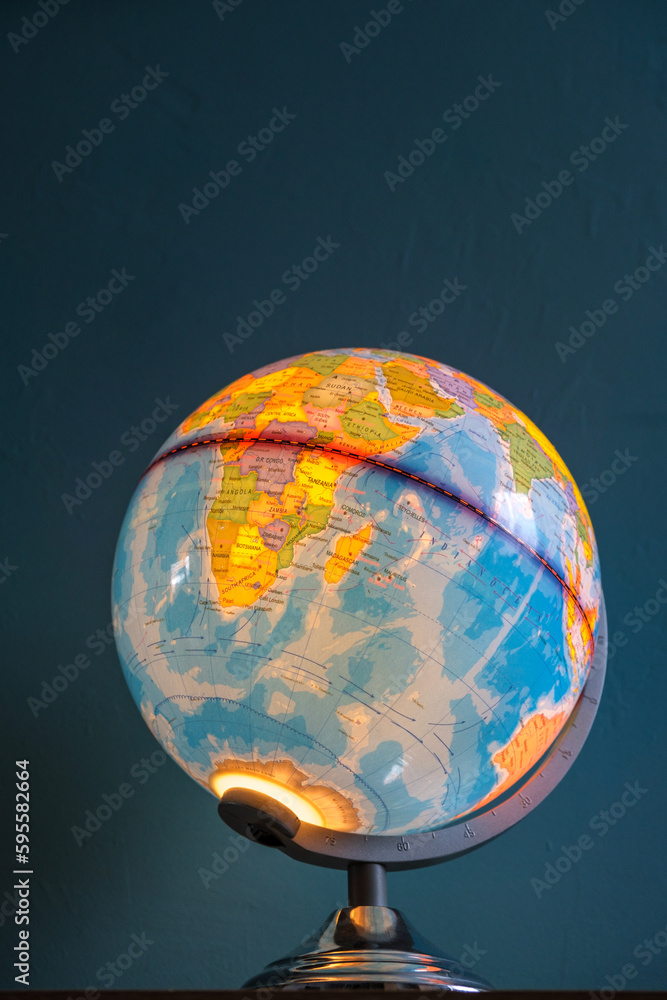 mały podświetlany globus na stoliku - obrazy, fototapety, plakaty 