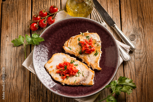 Foto grilled swordfish with diced tomatoes