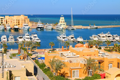 Leuchtturm von El Gouna, Ägypten in der Marina am Roten Meer. Im Vordergung Boote und Jachten sowie Häuser im nubischen Baustil