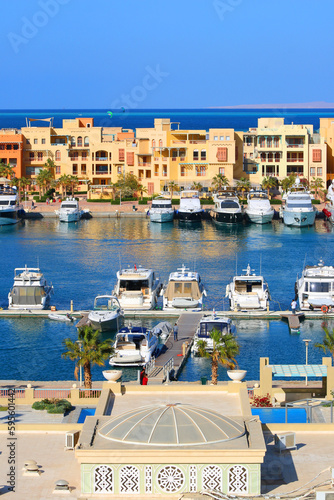 Boote und Jachten sowie Häuser im nubischen Baustil in der Marina von El Gouna, Ägypten. 