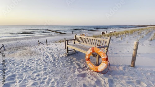 Rettungsring und Bank am Meer