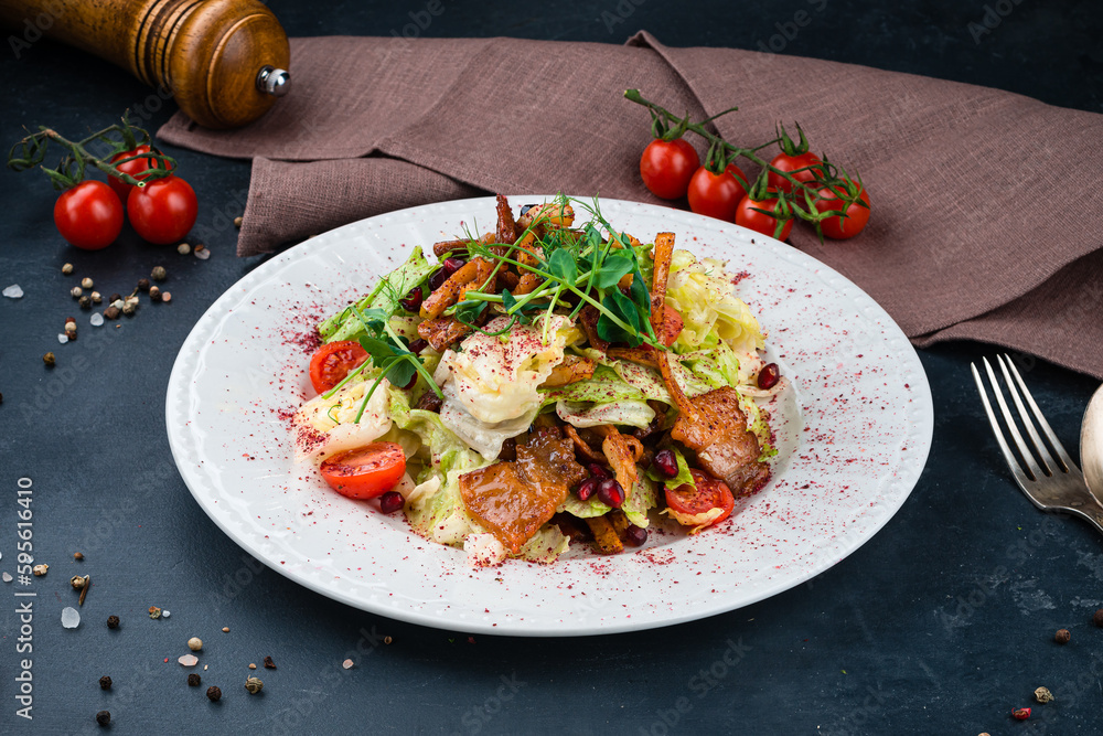 Green salad with bacon, lettuce, cherry tomatoes, onion, pomegranate seeds and pepper.