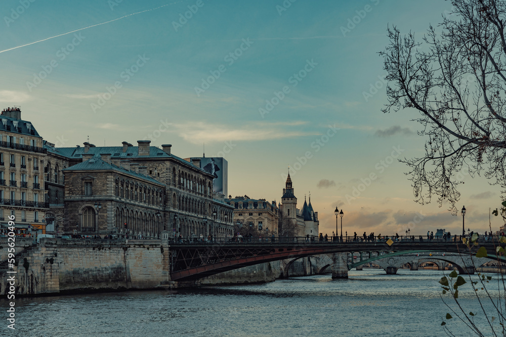 Fototapeta premium Paris by the Seine