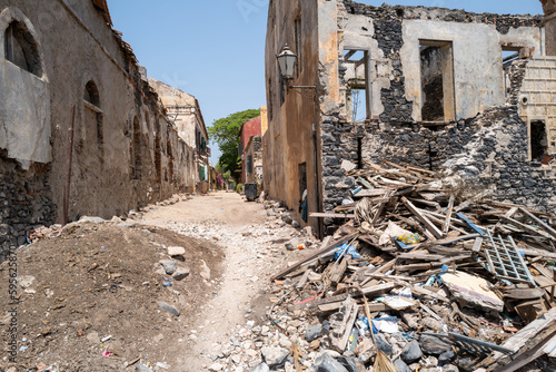 Ancienne maison coloniale en ruine sur l'île de Gorée au large de Dakar au Sénégal en Afrique