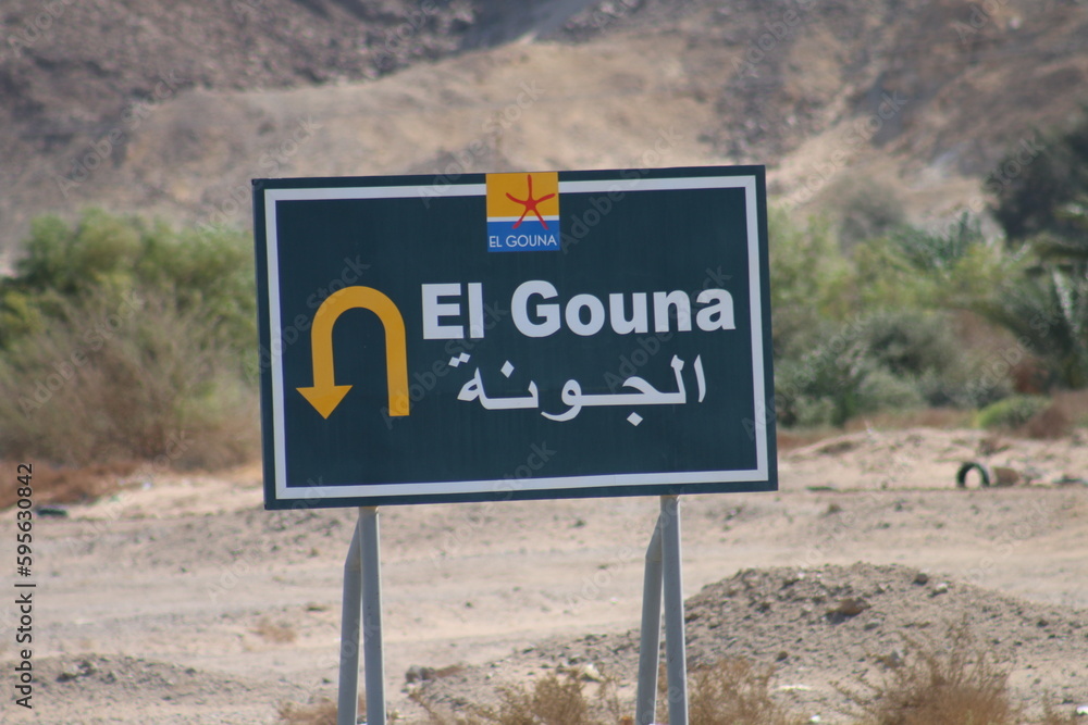 Straßenschilder El Gouna, Ägypten, mit Wüste im Hintergrund

