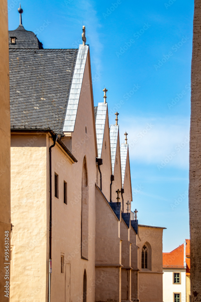 seitenportal einer kirche vor blauem himmel, seitenportal einer kirche vor blauem himmel,