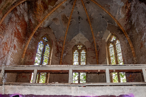 Ruine einer alten Kirche mit Graffiti und teilweise zugewachsen photo