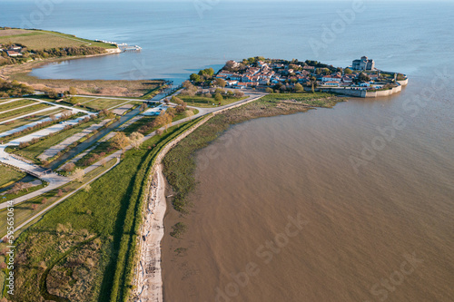 Talmont sur Gironde vu du ciel. Estuaire de la Gironde en Charente Maritime, France