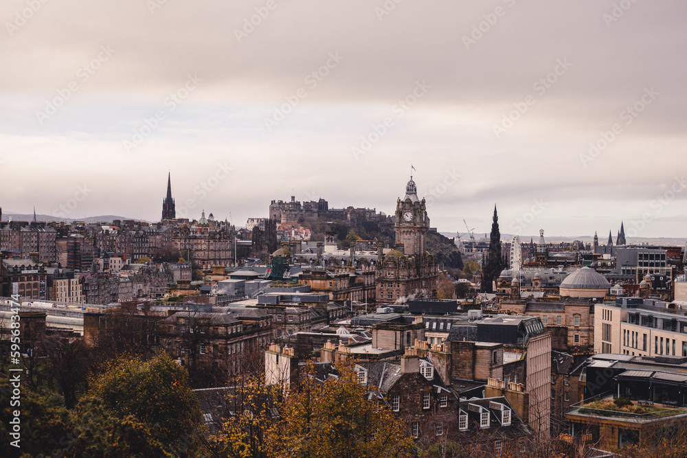 Edinburgh, Edimburgo - Capitale della Scozia. Tramonto, chiesa, edifici storici e opere architettoniche di origine gotica.